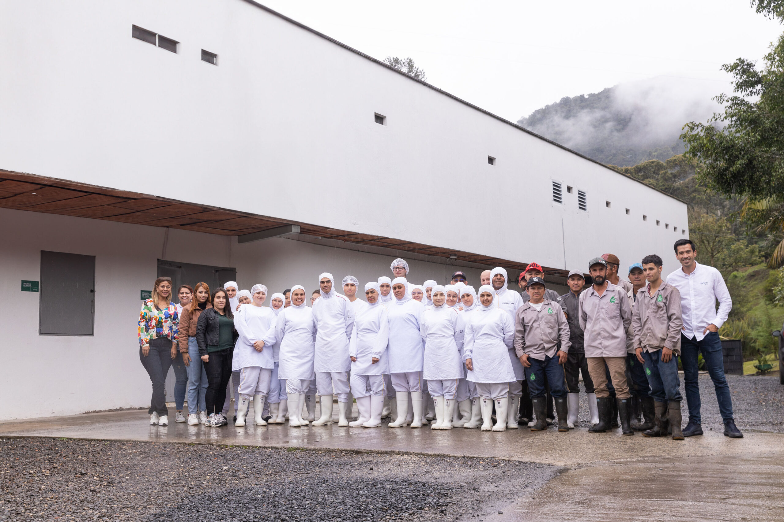 Imagen del equipo en la planta de producción ubicada en la región tropical de Colombia, donde se procesan productos naturales y sostenibles de alta calidad.